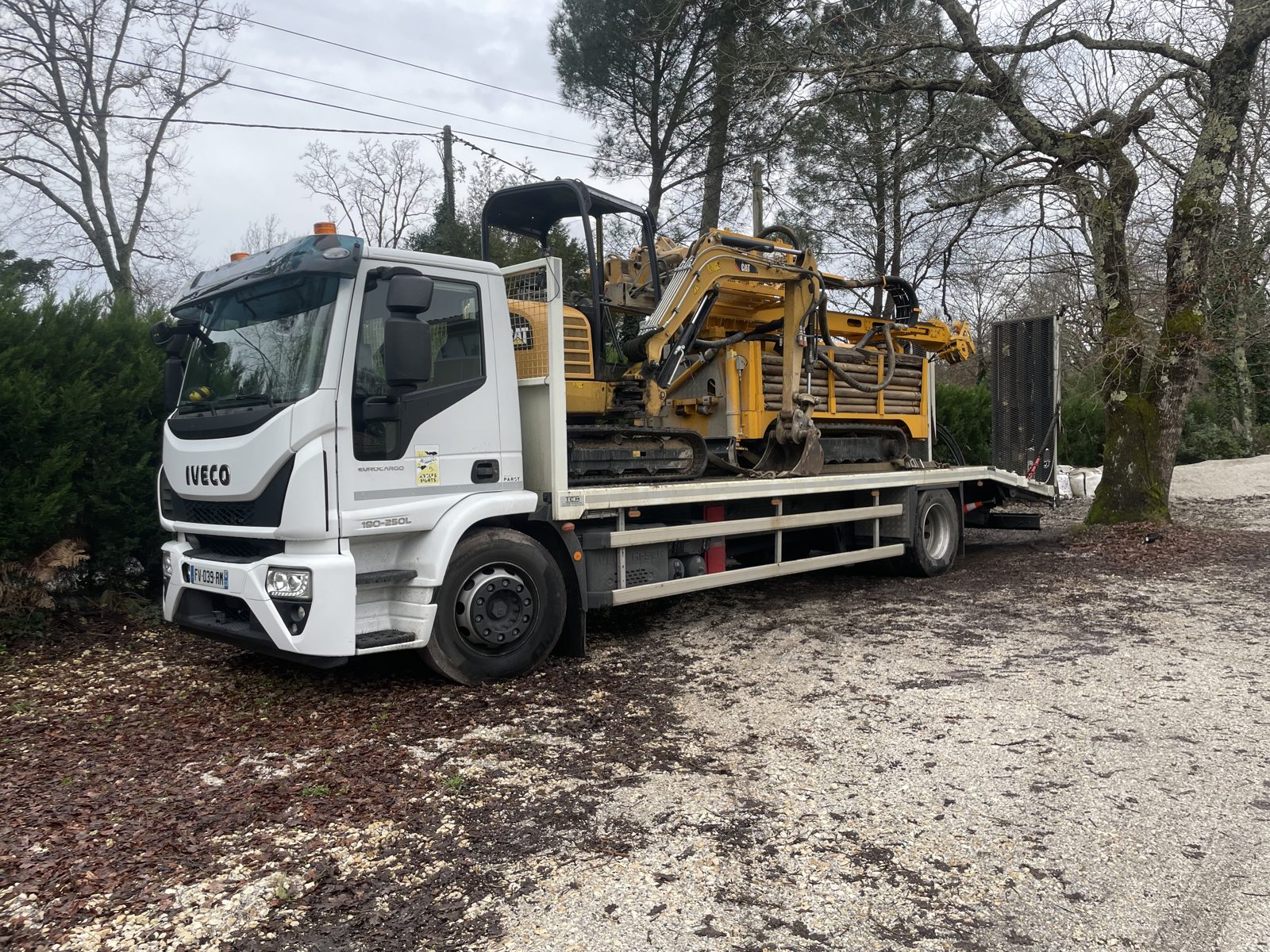 Transport du matériel de forage sur camion IVECO
