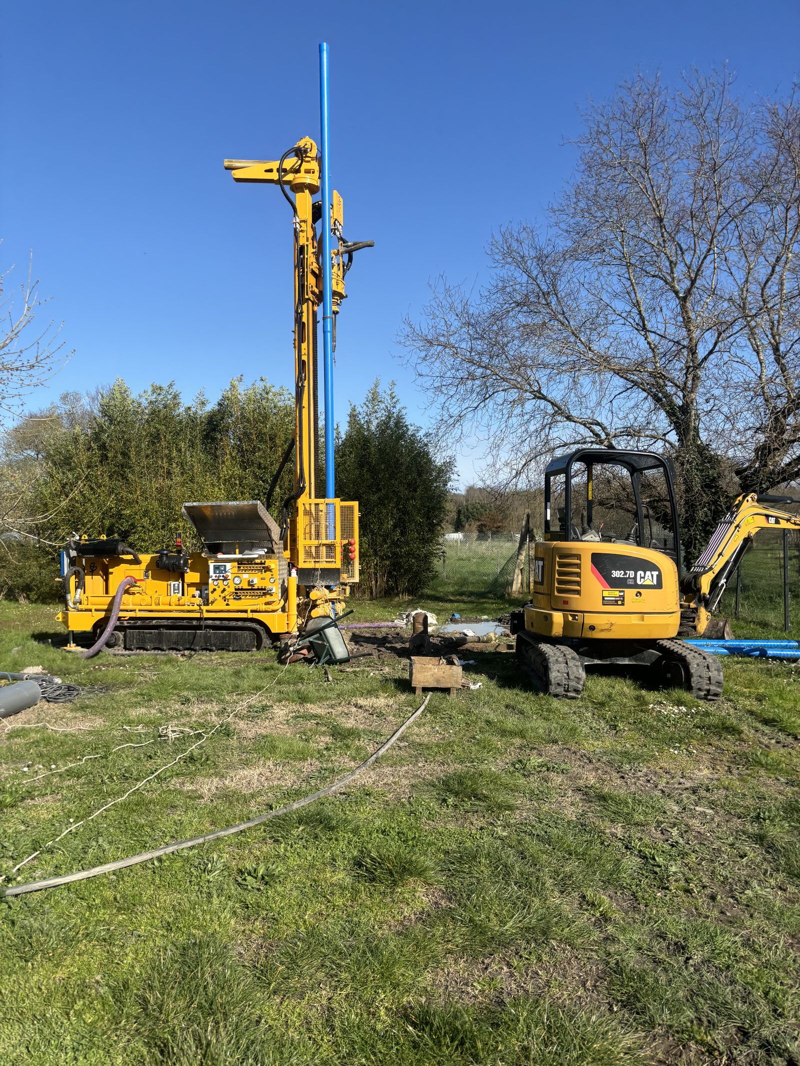 Foreuse Ecofore et mini-pelle CAT sur un chantier ensoleillé